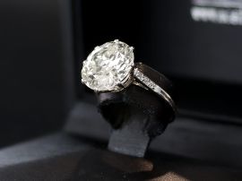 close up of antiue solitaire ring