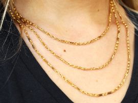 link gold chain on neck