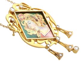 Art Nouveau Enamel Pendant in Gold