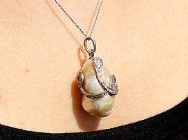 Natural Pearl and Diamond Pendant Platinum Wearing 