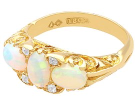 Opal Trilogy Ring in Yellow Gold 