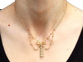 Bow Pearl Necklace in Yellow Gold Wearing