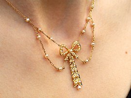 Bow Pearl Necklace in Yellow Gold Wearing